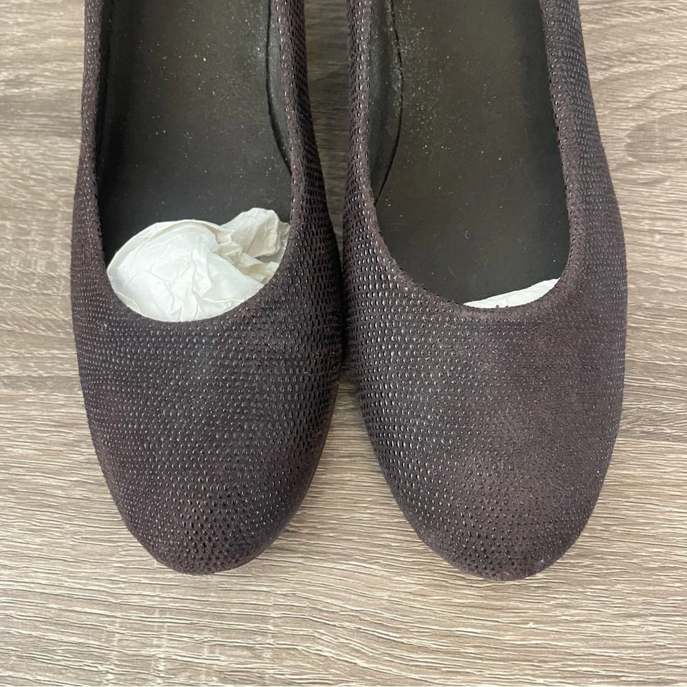 Stuart Weitzman Brown Sojourn Goosebump Wedge Pumps, Size 6.5N - Picture 4 of 9